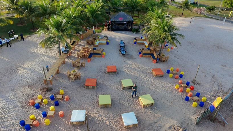 Luau corporativo com ambientação de praia